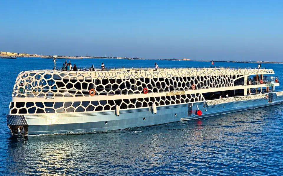 Lotus Mega Yacht Dinner Cruise — Dubai