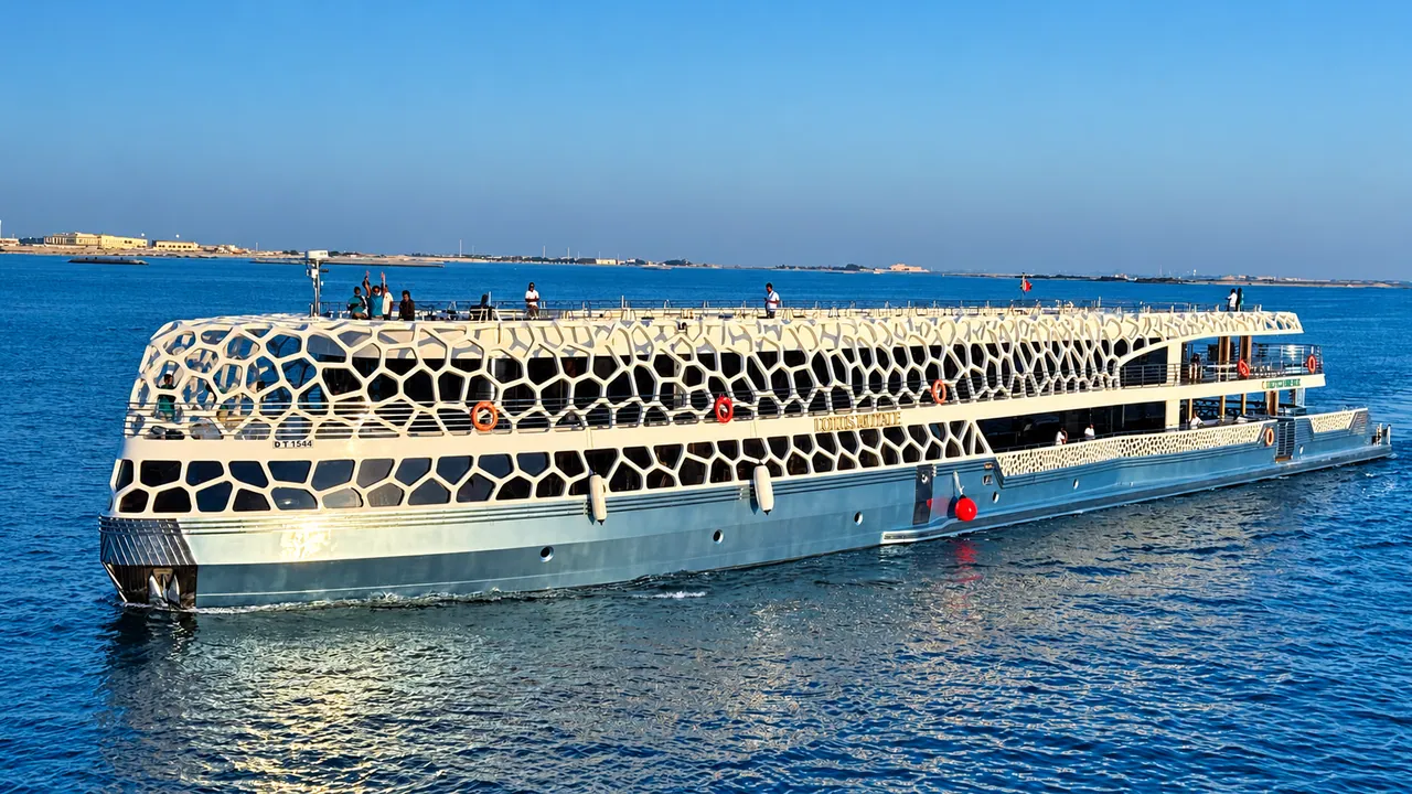 Lotus Mega Yacht Dinner Cruise — Dubai, photo 1