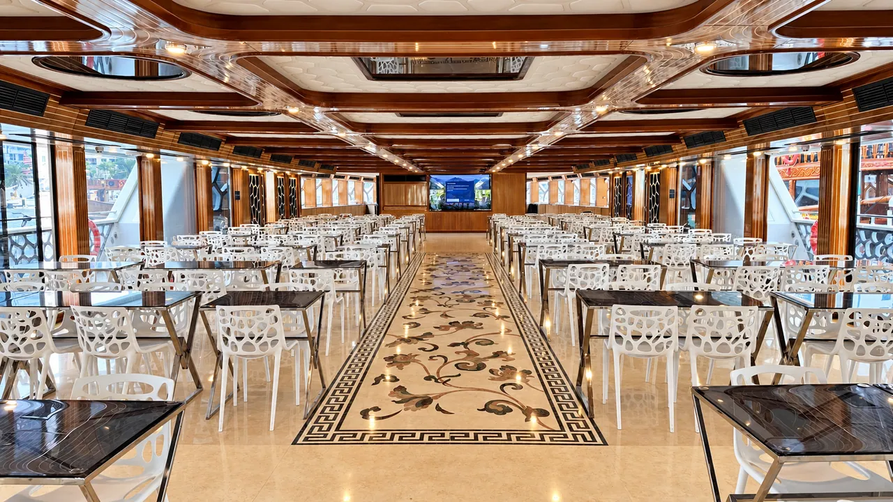 Lotus Mega Yacht Dinner Cruise — Dubai, photo 4