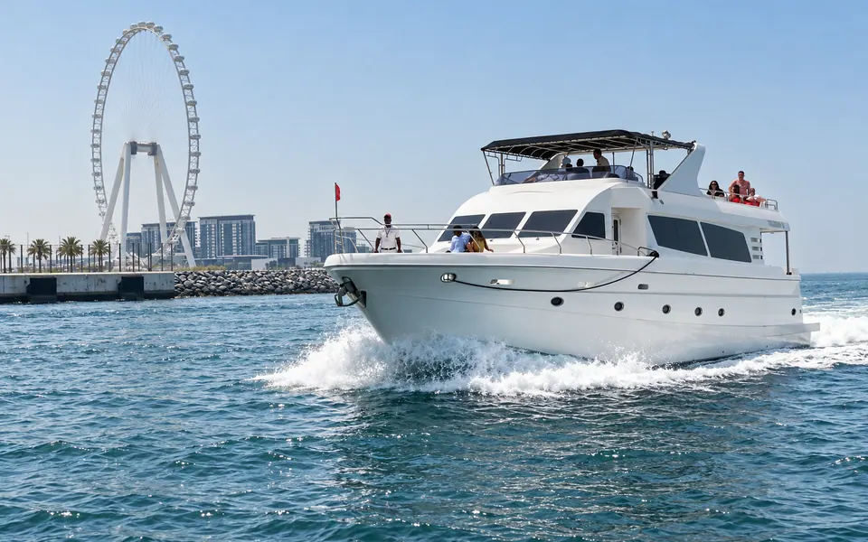 Dubai Marina Shared Yacht Tour with Breakfast or BBQ — Dubai